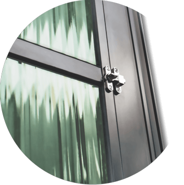 detalhe  do trinco do postigo da porta de sala L-25