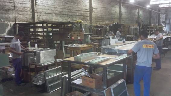 Produção - Montagem de Basculantes de Alumínio