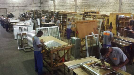 Produção - Montagem de Janelas de Alumínio