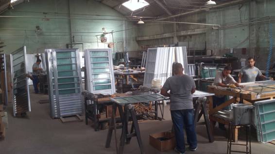 Produção - Montagem de Portas de Alumínio