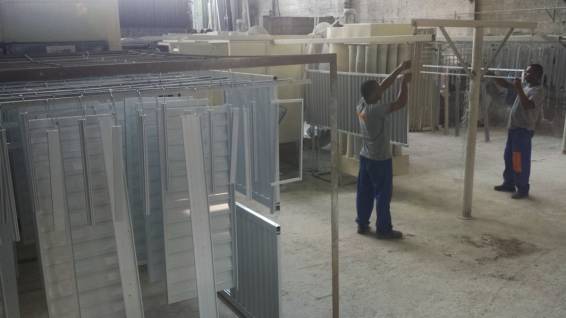 Produção - Setor de Pintura de esquadrias de alumínio